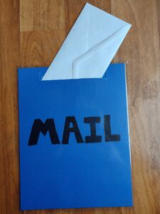 picture of portable mailbox with envelope in it