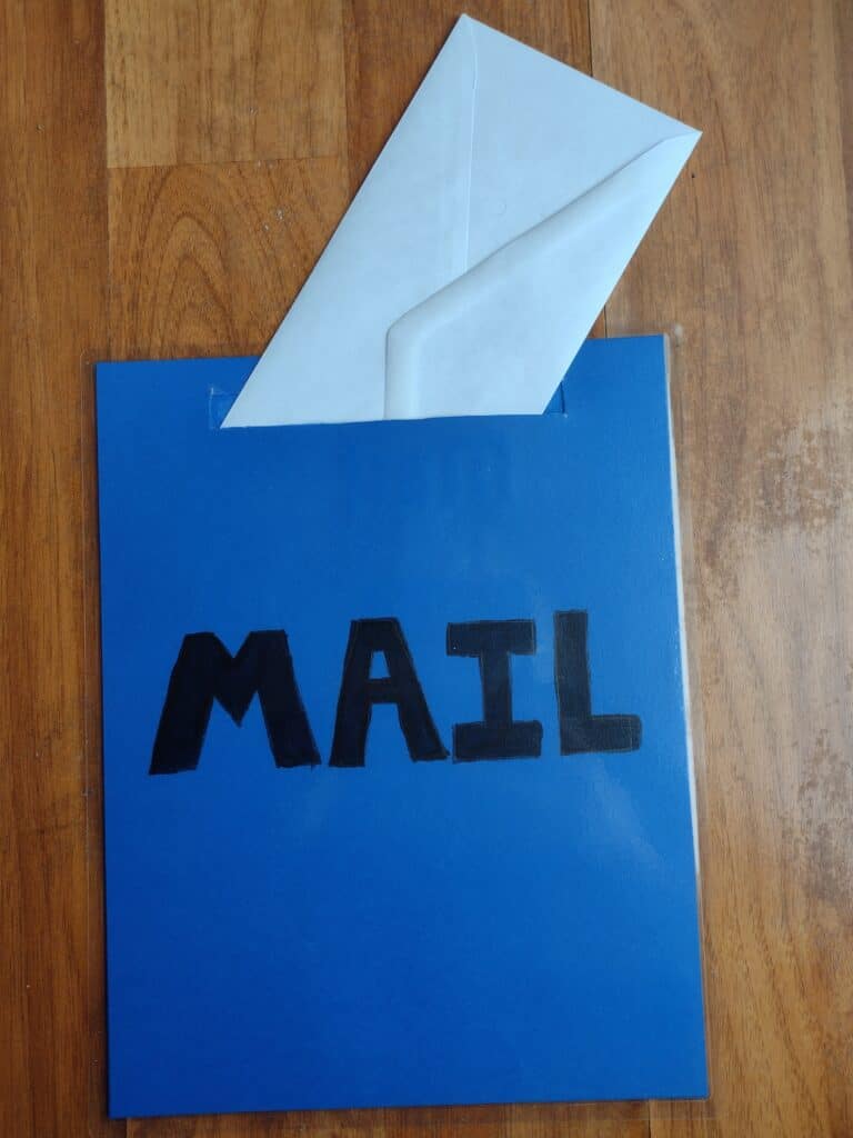 picture of portable mailbox with envelope in it