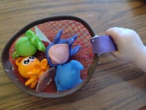 Picture of toy fishing net with bath toys inside