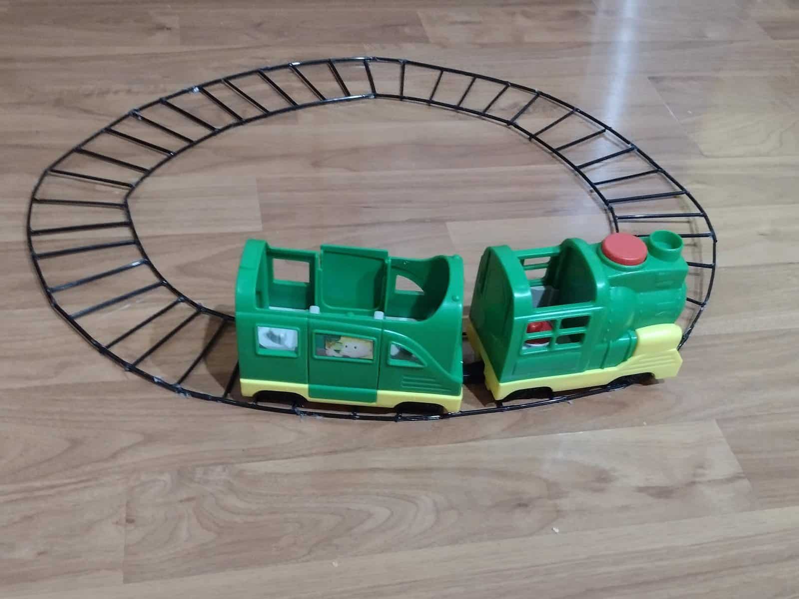Make a Train Craft Using Only Coffee Stirrers and Glue - C&S